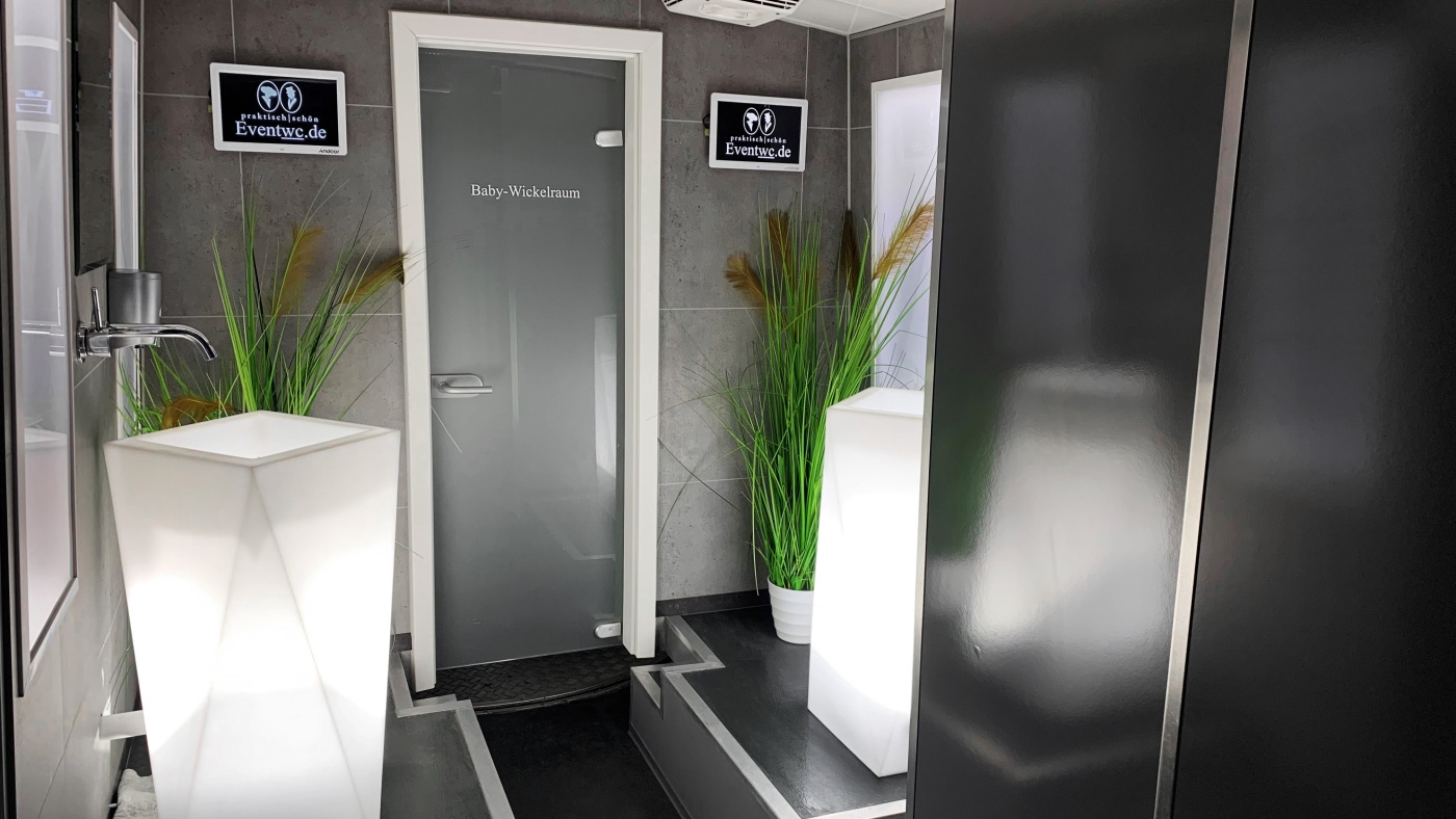 Slideshow Bild - Neben hochwertigen WC-Kabinen hat der Gelenkbus auch Platz für einen Wickeltisch.
